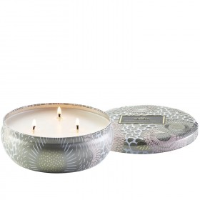 Voluspa – Vela em lata com 3 pavios, aroma de coco e baunilha do Taiti