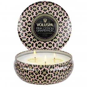 Voluspa – Vela de lata com 3 pavios e aroma de toranja e limão rosa