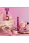 Voluspa – Lumânare mini din tablă Yuzu Perfectly Pink (Colecția Wicked)