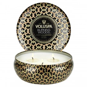 Lumânare Voluspa – Burning Woods cu 3 fitiluri din staniu